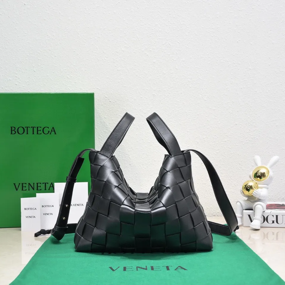 What can you put in Bottega Veneta’s new bowling bag? Have you got the new bowling bag? Super large capacity ~ The key is low-key, simple and casual style ~ the fashion sense is not reduced at all. It combines BV's classic woven elements and can also be used for computers. The length of the shoulder straps can be adjusted. It is suitable for tall girls to carry. Boys also have a sunny back☀️ Style number: 7466# Size: 28*21*16